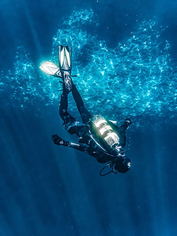 diving-man-going-underwater